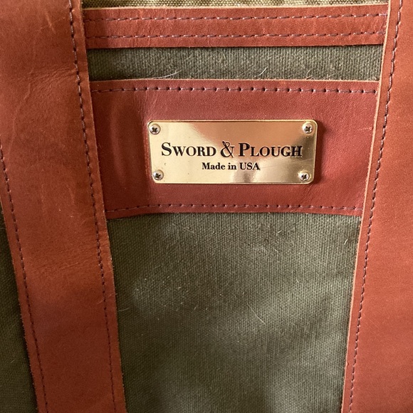 Sword & Plough green mini zip top tote bag - Picture 2 of 3